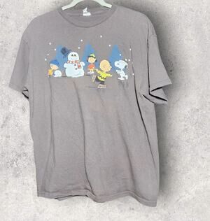 PEANUTS GANG CHRISTMAS HOLIDAY FESTIVE ICE SKATING T SHIRT SIZE LARGE GREY